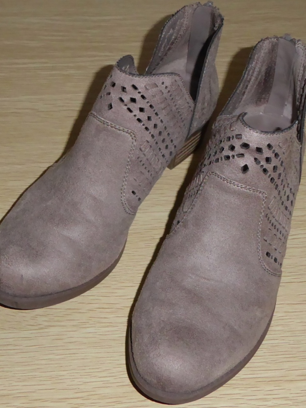 Carlos Santana Womens Bentley Ankle Boots Booties Beige Faux Suede 1" Heel 7.5